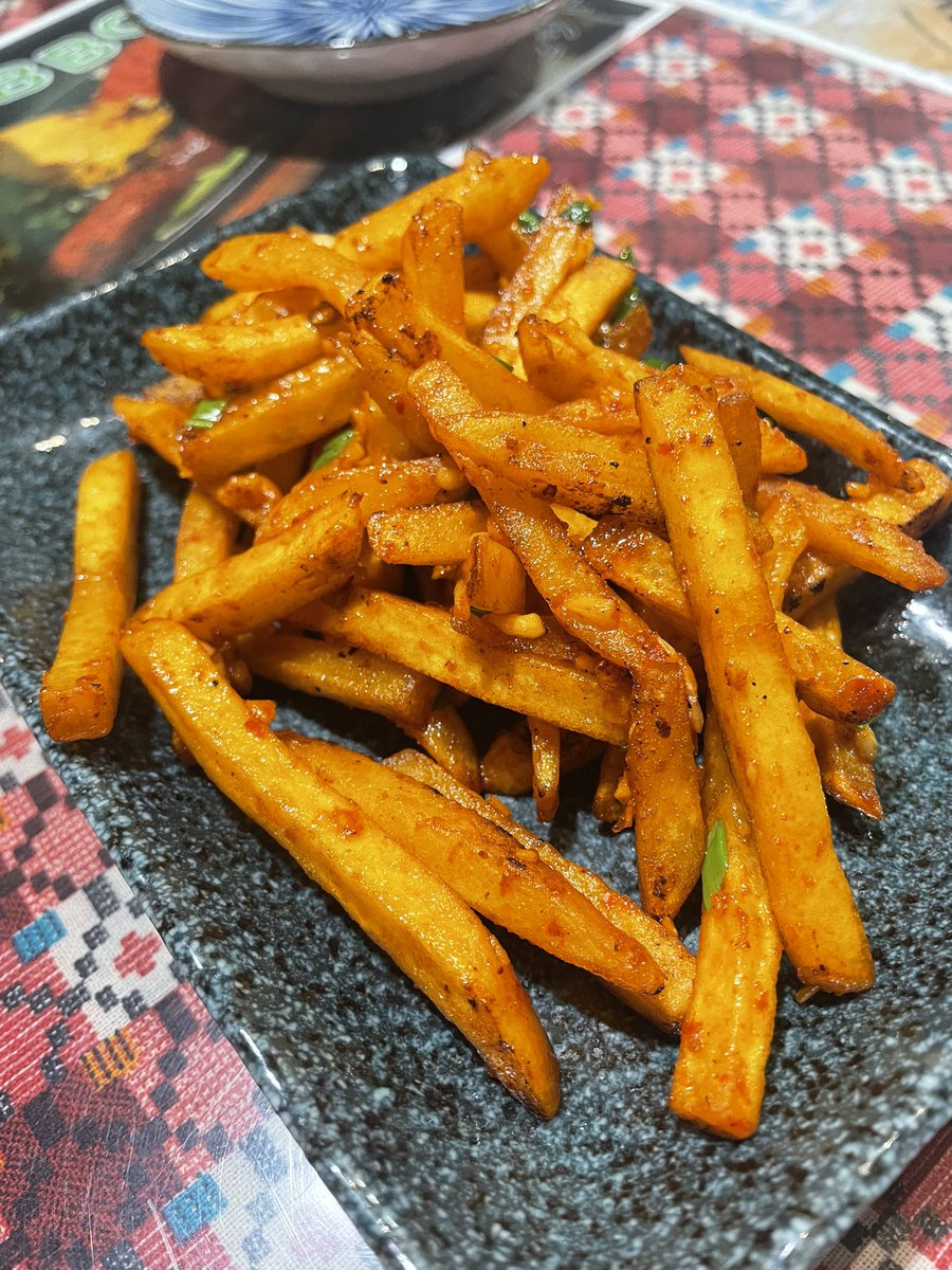 shizusanchi's tweet photo. 昨日牛角に行ったら18時前だったのに予約で満席。近所のエスニック料理屋さんで豪遊。ここメニューが豊富でつい注文し過ぎてしまう。サンバールガーリックポテト、トムヤムラーメン、パニプリ、サモサチャート、チキンカレー、チーズアボカドナン。美味しかった！
#almondtreehatanodai https://t.co/dOPfWYSAPT