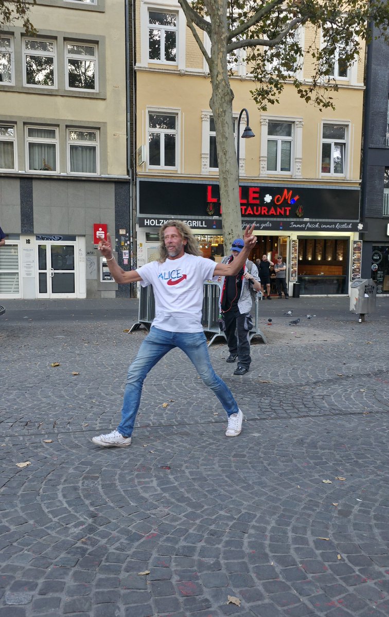 KoelnAnonymous's tweet photo. Großes Heul-Video nach der Blamage: Angeblich war alles „überparteilich“, man wollte ja nur gedenken…
Klar, #Jenny! Steht ja auch nur „#AfD KV Köln“ dick in deiner TikTok-Bio.
Erst mit Pauken und Trompeten scheitern und sich dann dümmer stellen als die Polizei erlaubt. https://t.co/htL9eonkrp