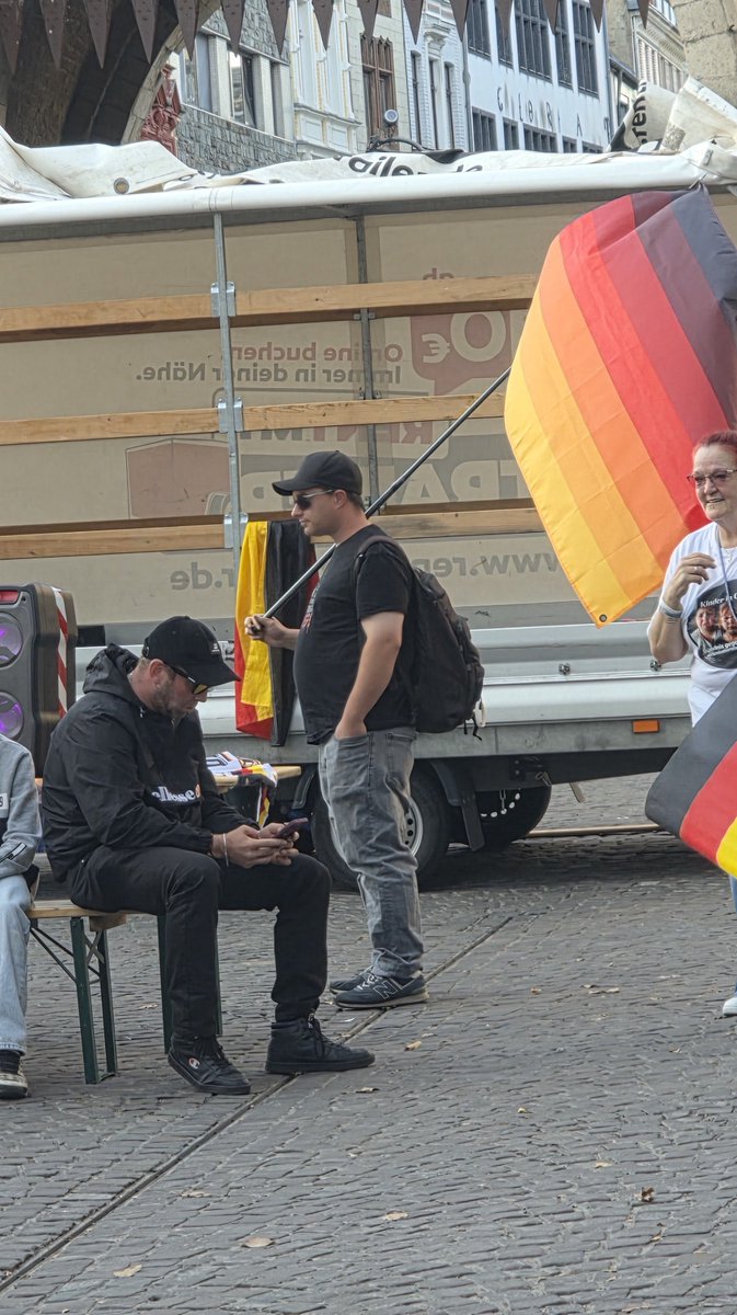 KoelnAnonymous's tweet photo. Großes Heul-Video nach der Blamage: Angeblich war alles „überparteilich“, man wollte ja nur gedenken…
Klar, #Jenny! Steht ja auch nur „#AfD KV Köln“ dick in deiner TikTok-Bio.
Erst mit Pauken und Trompeten scheitern und sich dann dümmer stellen als die Polizei erlaubt. https://t.co/htL9eonkrp