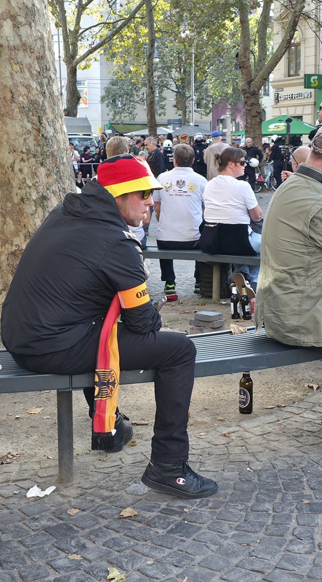 KoelnAnonymous's tweet photo. Großes Heul-Video nach der Blamage: Angeblich war alles „überparteilich“, man wollte ja nur gedenken…
Klar, #Jenny! Steht ja auch nur „#AfD KV Köln“ dick in deiner TikTok-Bio.
Erst mit Pauken und Trompeten scheitern und sich dann dümmer stellen als die Polizei erlaubt. https://t.co/htL9eonkrp