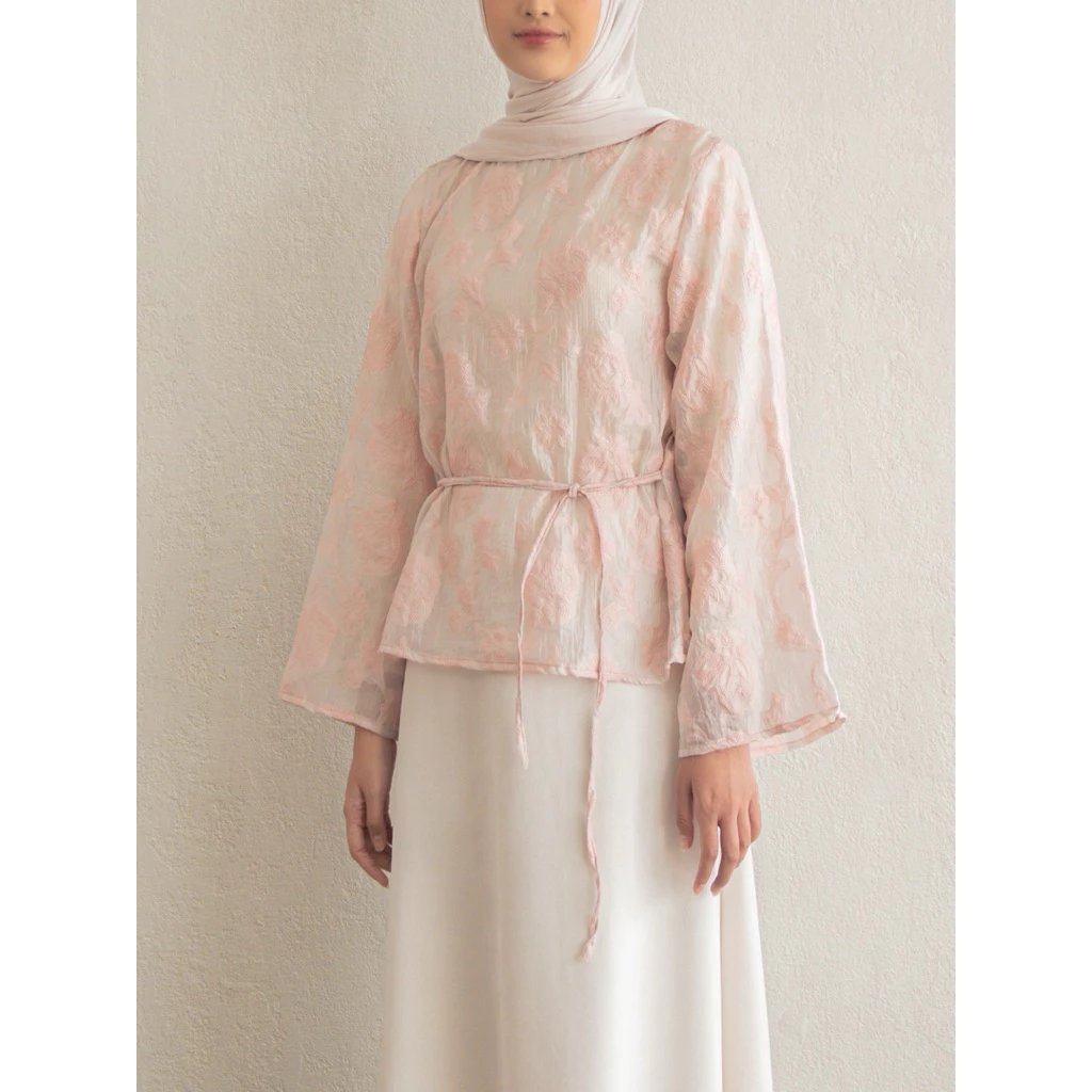 secondwini's tweet photo. dulu takut pake floral ke kondangan, takut keliatan terlalu rame 😭 tapi yang model semi formal gini malah lucu ya, floralnya ada tapi masih keliatan kalem https://t.co/dHa8KMAcHU