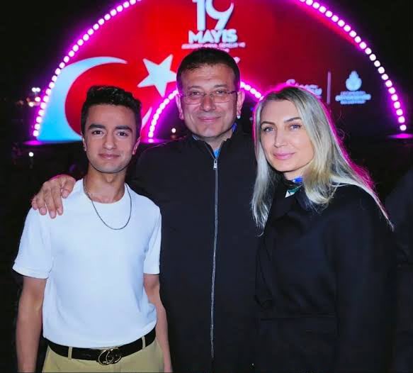 OsmanCann17's tweet photo. Kaan Karakoçoğlu’nun bir zamanlar Cumhurbaşkanı Adayımız Ekrem İmamoğlu’nun peşinden ayrılmadığını biliyor muydunuz?

Saf değiştirince geçmişini unutturabileceğini sananlara kötü bir haberimiz var: ARŞİV UNUTMAZ

@kaankrkcoglu https://t.co/1aP1t6Titj