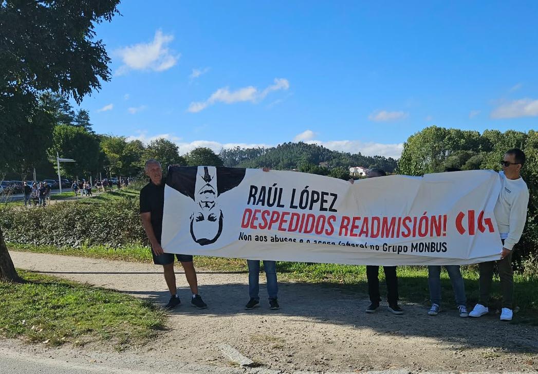galizaCIG's tweet photo. 🚌Persoal de Monbus protesta ás portas do Multiusos Fontes do Sar contra os despedimentos no Grupo
📢Denuncian o maltrato que sofre por parte da empresa e o despedimento caprichoso de compañeiros e compañeiras para amedrentar a todo o colectivo
👉https://t.co/HxVnWYEOT0 https://t.co/MTM2Ye9hxY