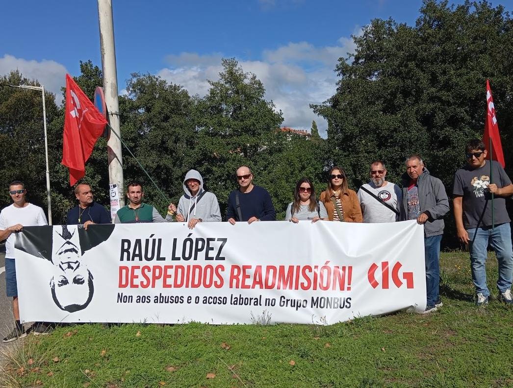 galizaCIG's tweet photo. 🚌Persoal de Monbus protesta ás portas do Multiusos Fontes do Sar contra os despedimentos no Grupo
📢Denuncian o maltrato que sofre por parte da empresa e o despedimento caprichoso de compañeiros e compañeiras para amedrentar a todo o colectivo
👉https://t.co/HxVnWYEOT0 https://t.co/MTM2Ye9hxY