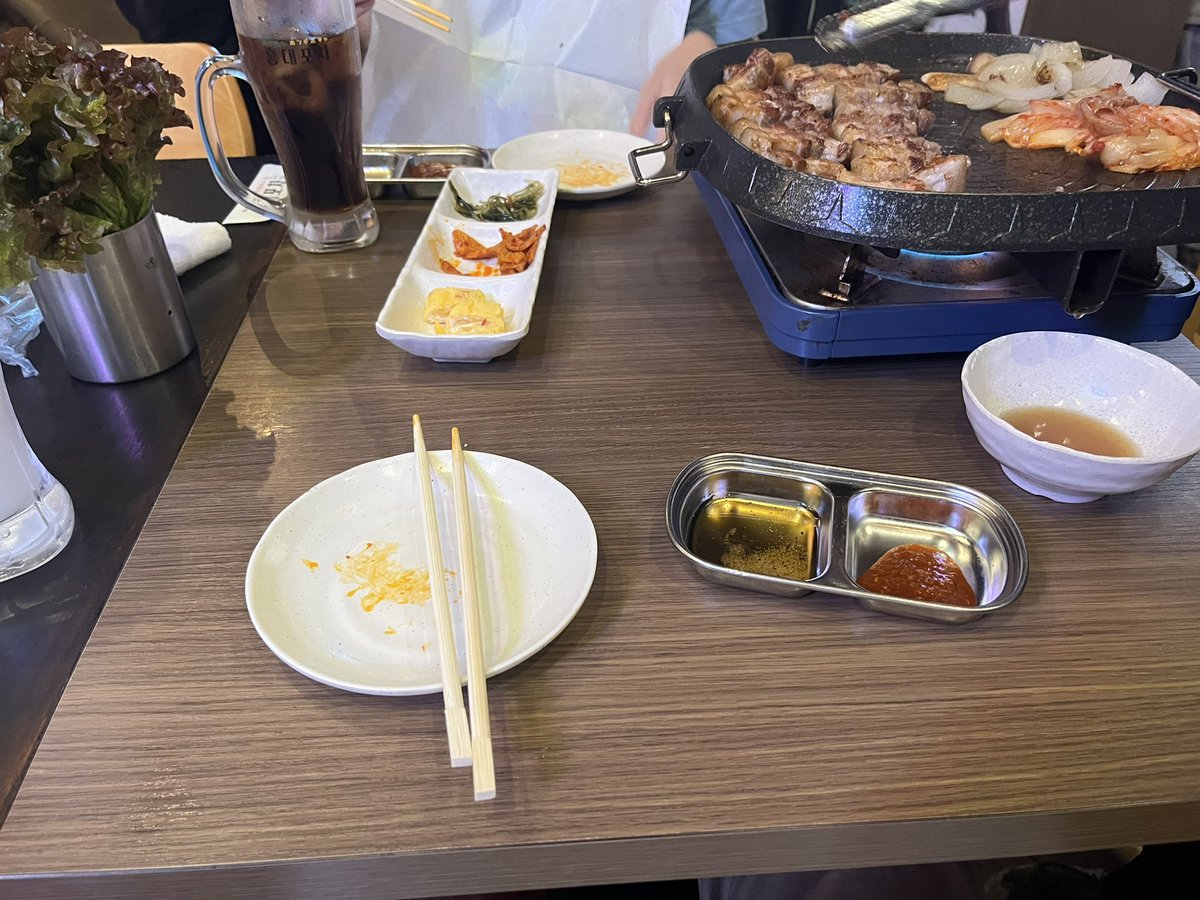 utiwa__vrc's tweet photo. メニューが聞いたことない単語しかないお店でご飯食べてきた〜！さむぎょぷさるだけおぼえた！ https://t.co/NSbRyUwVqf