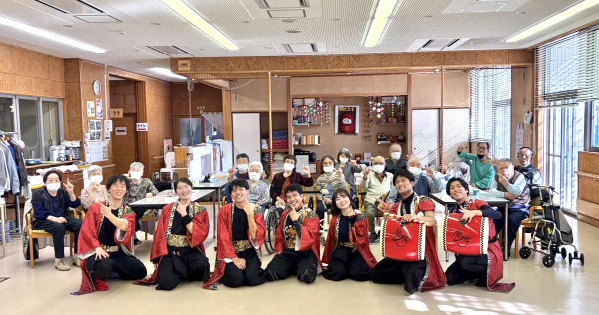 Live_Start_'s tweet photo. 【今年もスマイルを #ツナグ黎舞🤝】
練習場所に隣接するデイサービスにご招待いただき演舞を披露しました✨

「初めて見て感動した」「また来て欲しい！」とお声をいただき地域の方々と笑顔あふれる素敵な時間になりました☺️
 
これからも元気と繋がりを広げて行きます！
 #黎舞
 #よさこい https://t.co/E7R8S0ufDL