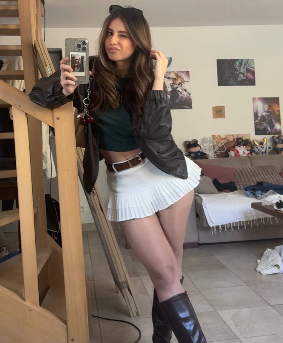 paulb29695's tweet photo. Je ferai tout pour reine aloonea 🤤😍 https://t.co/xOW8akqn9j