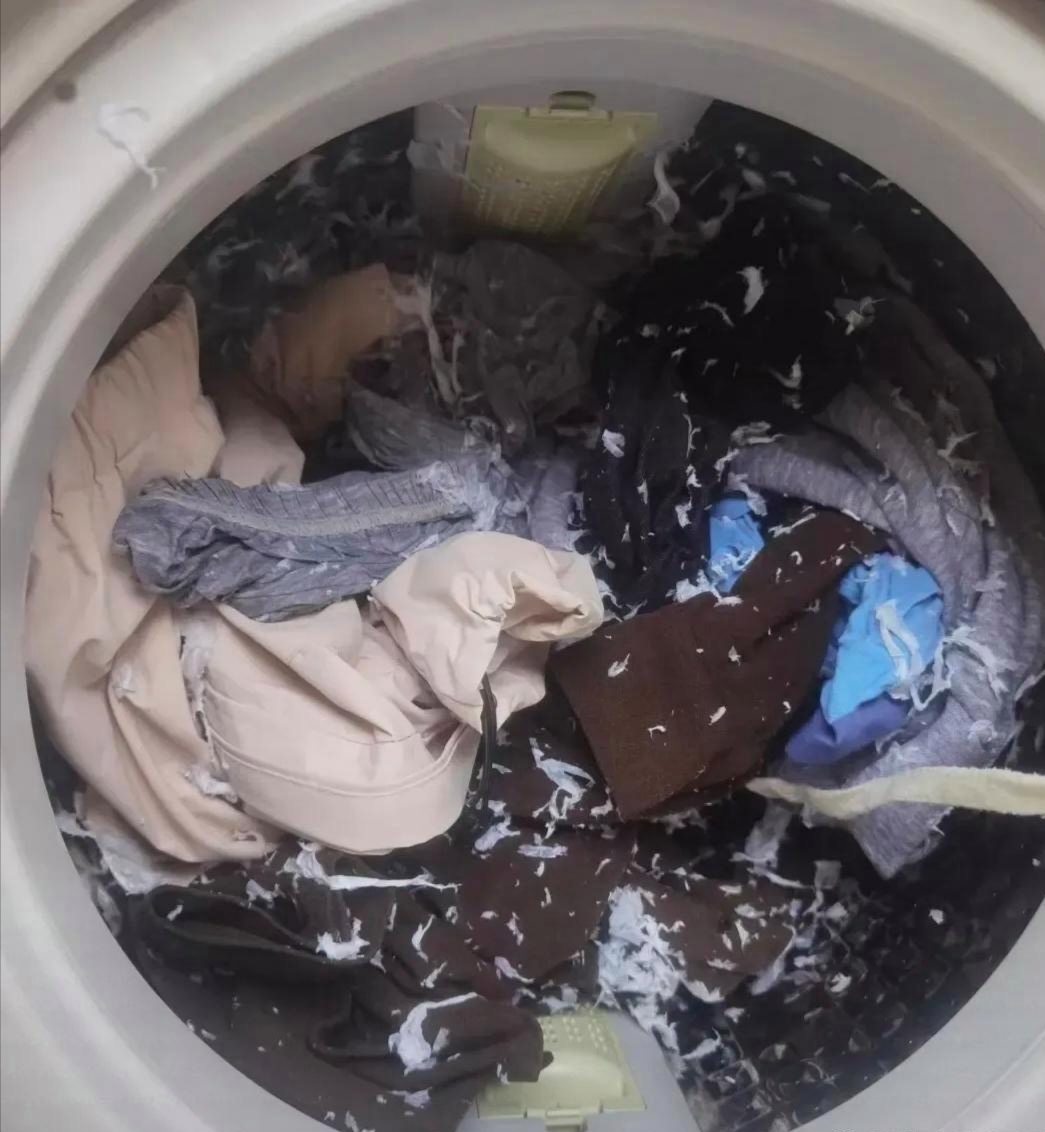 WeldonUtzig's tweet photo. Hoy tuve una tarde de lavandería con mis calcetines que se mezclaron en el cesto de ropa sucia, todo un lío como la confusión entre “tribu” y “trasto” que no encaja. https://t.co/uj0KyYohJx