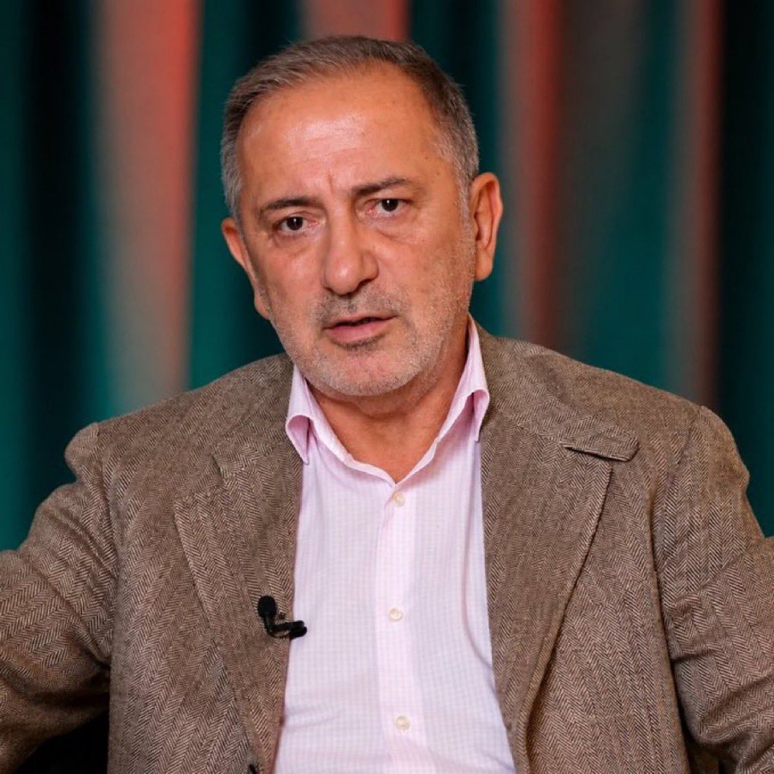 frekanstr_'s tweet photo. “Hanımefendi mecburi hizmetini nerede ve ne zaman yapıyor?”

👉🏻 Fatih Altaylı: “Fatma Betül Hanım 1981 doğumlu.

Liseyi 17 yaşında tamamladıysa ki, aksi yönde bir bilgi ya da emare yok, 1998 yılında liseden mezun olmuş oluyor.

Aynı yıl Bilkent’e girmiş olmalı. 4 yıl Bilkent’te mühendislik eğitimi. Yıl oldu 2002. Sonra bir süre İstanbul’da proje mühendisi olarak çalışmış. Oldu 2003.

Ardından ABD’ye yüksek lisans eğitimi almaya gitmiş. 2 yıl da o. Oldu 2005.

Muhtemelen ABD dönüşü üniversite sınavına girmiş. Demek ki gittim dediği tıp fakültesine 2006’da başlamış olmalı. Bu benim yaptığım hesap.

Kaya’nın ne kendi web sitesinde ne de başka bir yerde bu eğitimlerle ilgili detaylı tarihler var. Girdi, bitirdi diyor ama tarih yok.

Çömez’in soru önergesinde bu kısım şöyle geçiyor;

‘Dönemin özgeçmişlerinde Kaya’nın 2009 yılında Türkiye’ye dönerek Cerrahpaşa Tıp Fakültesi’ni kazandığı ve tıp eğitimine başladığı, kendi sosyal medya paylaşımında ise 25 Mayıs 2015 tarihinde Cerrahpaşa Tıp Fakültesi'nden mezun olduğu anlaşılmaktadır.

Buna karşılık İBB Teftiş Kurulu incelemelerine yansıyan kayıtlarda Kaya’nın İBB iştiraki İSBAK tarafından finanse edilen NYU Polytechnic’teki yurtdışı eğitim sürecinin 2010 yılı içerisinde de devam ettiği, 14 Kasım 2011’den 20 Nisan 2015’e kadar ise yeniden İSBAK personeli olarak kayıtlı olduğu belirtilmektedir.’

İlginçtir, bütün bunlar olurken aynı zamanda, 2010-2012 yılları arasında başbakanlık danışmanı.

Yani hem İstanbul’da tıp fakültesinde okuyor hem de Ankara’da başbakan danışmanlığı yapıyor.

Peki, anlamadığım şu, Türkiye’de tıp fakültesi mezunları “mecburi hizmet” yapmak zorunda. 
Fatma Betül Sayan Kaya hanımefendi mecburi hizmetini nerede ve ne zaman yapıyor?

Ya da daha doğru bir soru: Mecburi hizmet yapıyor mu?

Şimdi her yerde bunlar konuşuluyor. Tabii tüm bu dedikoduları bitirmek mümkün. Tıp fakültesi günlerinde sınıf arkadaşlarıyla çekilmiş birkaç fotoğraf, mezuniyet töreninden bir kayıt, “Bizim talebimizdi” diye şahadet edecek birkaç tıp profesörü…”