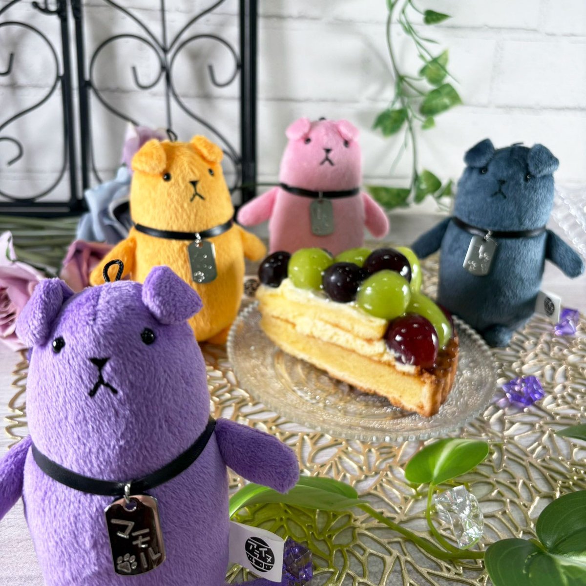 aliveinfo1's tweet photo. ☆本日は衛誕生日②☆

衛「コウくんお手製ディナーも誕生日ともなるとなんだかさらにオシャレで深い味がするような気がするね！」
昂「分かるか？ 今夜はいつもより少し手をかけてみたんだ」
剣「ケーキは俺とリョウが買ってきたよ！」
衛「ぶどうがいっぱいだ～！美味しそう！」
剣「Growthカラーと衛カラーでナイスチョイスだろ！」
涼「衛カラーはわかるけど、ユニットカラーはちょっと無理やりじゃない？」
剣「えー、リョウもそういう意味でこのケーキが良いって言ったんじゃないの？」
涼「俺はコウの料理とのバランスと、衛が好きそうで、今が旬のものを考慮した結果だけど」
衛「2人とも俺のことを考えて選んでくれたんだね」
昂「ああ、衛の誕生日を祝いたいという気持ちは、皆一緒だ」
衛「皆がどんどん大人っぽくなって、俺の年上感がますます行方不明になっていく気がするよ……」

剣＆涼「今さら？」

衛「え？」

#藤村衛生誕祭2026