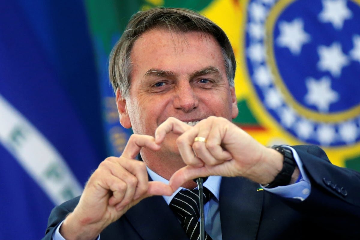 renatoesteves's tweet photo. O GRANDE VENCEDOR

Ainda sob o efeito dos resultados espetaculares do primeiro turno, depois de uma noite de sono de reis, acordei com a seguinte constatação: JAIR VENCEU AMORDAÇADO.

E é justamente por isso que o resultado precisa ser compreendido para além da simples vitória eleitoral. Na História, ficará registrado que a sociedade brasileira ignorou a narrativa da imprensa (@GloboNews, @Estadao, @folha, @CNNBrasil...) em conluio com o @STF_oficial e o @TSEjusbr. O povo deu um voto não apenas para eleger um candidato, mas também para repudiar os excessos cometidos durante a COVID-19 e no 8/1. Uma resposta, principalmente, à tirania de Alexandre de Moraes, Gilmar Mendes e Flávio Dino, o palhaço.

Foi, portanto, um grande BASTA popular, que ecoará em 28, 30... 32... 34...

E há um aspecto ainda mais espetacular nesse resultado: o silenciamento brutal de Jair Bolsonaro produziu o efeito contrário. Flávio não era o melhor nome, qualquer um que entenda de política sabe disso, mas venceu de forma extraordinária, e só um “milagre satânico” poderá reverter a situação. Pior: se isso acontecer, Lula não governará sem baixar as calças para o Senado.

O resultado, portanto, não se limita à vitória de Flávio. Ele produziu também uma devastação no campo político que se opôs ao bolsonarismo. O fato é que o brasileiro, ontem, deixou Zé Dirceu, Marina, Tebet, Calheiros, Haddad, Randolfe e cia. desempregados e sem perspectiva de retorno. É uma queda em um túnel com paredes de lama.

E, nesse cenário, a declaração, a queima-roupa, de @RenanSantosMBL foi cristalina: não há direita fora do bolsonarismo. Ponto. Ao mesmo tempo, ela já indica uma guinada à esquerda, único lugar em que o Missão poderá encontrar algum espaço diante da lenta queda e do possível declínio do Partido dos Trabalhadores.

Tudo isso ajuda a explicar a dimensão da derrota do outro lado. @LulaOficial, com toda a máquina, com a imprensa, @davialcolumbre, @HugoMottaPB e o Judiciário, não foram suficientes para tirar Jair da existência política.

E é justamente aí que começa a parte mais interessante dessa história. Fico imaginando o que virá a ser Bolsonaro depois de solto. Imaginem o efeito que será quando a população ouvir as histórias dos presos de 8/1, depois dessa fase imunda de censura em que estamos metidos. Imaginem quantos buracos serão necessários para enfiar a cabeça dos colaboracionistas do regime.

Por isso, a verdade é que ainda não conseguimos enxergar com clareza o tamanho da vitória de Jair sobre seus inimigos. Mas o pouco que conseguimos ver já é gigante.

Deus, Pátria, Família e Liberdade.