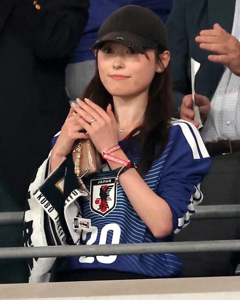 kaigaiSnihon's tweet photo. 🇯🇵スタンドから久保建英を応援する福原遥✨💗 https://t.co/veqo4z4sqv