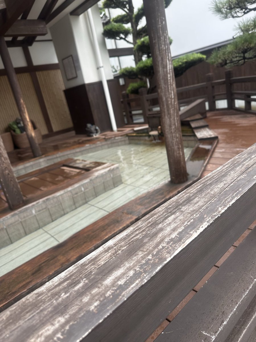 shizkan15's tweet photo. 琴平駅から金刀毘羅宮までの道に足湯が
出来るところがあり、帰りに丁度、
人も少ないタイミングで体験させて頂きました。
5分程の足湯だけで、足から頭までスッキリになれる、温泉という地球のエネルギーを分けて頂きました🙏
#光世先生
#地球のエネルギー https://t.co/4bK0lawkDc