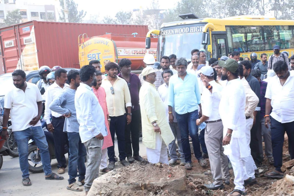 MALimbavali's tweet photo. ಇಂದು ಮಹದೇವಪುರ ವಿಧಾನಸಭಾ ಕ್ಷೇತ್ರದ ವರ್ತೂರಿನಲ್ಲಿ ಮಾಜಿ ಸಚಿವರು ಹಾಗೂ ಮಹದೇವಪುರ ಟಾಸ್ಕ್ ಫೋರ್ಸ್ ನ ಅಧ್ಯಕ್ಷರಾದ ಶ್ರೀ ಅರವಿಂದ ಲಿಂಬಾವಳಿ ಅವರೊಂದಿಗೆ ಭೇ���ಿ ನೀಡಿ, ರಸ್ತೆ ಅಗಲೀಕರಣ ಹಾಗೂ ಸೇತುವೆ ನಿರ್ಮಾಣ ಕಾಮಗಾರಿಯ ಪ್ರಗತಿ ಪರಿಶೀಲನೆ ನಡೆಸಲಾಯಿತು.

ವರ್ತೂರು ಕೋಡಿಯಿಂದ ಗುಂಜೂರಿನವರೆಗೆ ನಿರಂತರ ವಾಹನ ದಟ್ಟಣೆಯಿಂದ ಪ್ರಯಾಣಿಕರಿಗೆ https://t.co/aA8y8hmPqT