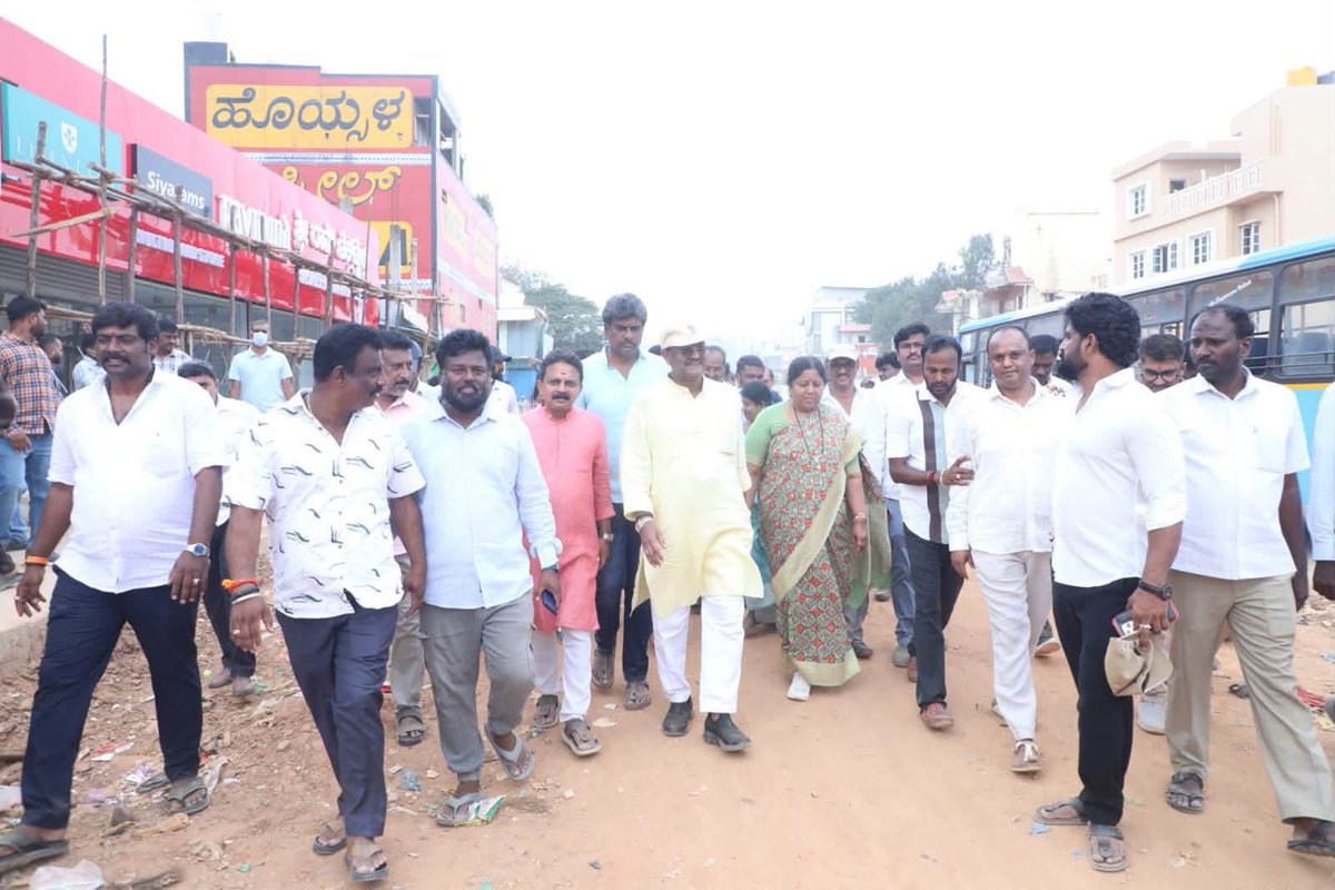 MALimbavali's tweet photo. ಇಂದು ಮಹದೇವಪುರ ವಿಧಾನಸಭಾ ಕ್ಷೇತ್ರದ ವರ್ತೂರಿನಲ್ಲಿ ಮಾಜಿ ಸಚಿವರು ಹಾಗೂ ಮಹದೇವಪುರ ಟಾಸ್ಕ್ ಫೋರ್ಸ್ ನ ಅಧ್ಯಕ್ಷರಾದ ಶ್ರೀ ಅರವಿಂದ ಲಿಂಬಾವಳಿ ಅವರೊಂದಿಗೆ ಭೇ���ಿ ನೀಡಿ, ರಸ್ತೆ ಅಗಲೀಕರಣ ಹಾಗೂ ಸೇತುವೆ ನಿರ್ಮಾಣ ಕಾಮಗಾರಿಯ ಪ್ರಗತಿ ಪರಿಶೀಲನೆ ನಡೆಸಲಾಯಿತು.

ವರ್ತೂರು ಕೋಡಿಯಿಂದ ಗುಂಜೂರಿನವರೆಗೆ ನಿರಂತರ ವಾಹನ ದಟ್ಟಣೆಯಿಂದ ಪ್ರಯಾಣಿಕರಿಗೆ https://t.co/aA8y8hmPqT