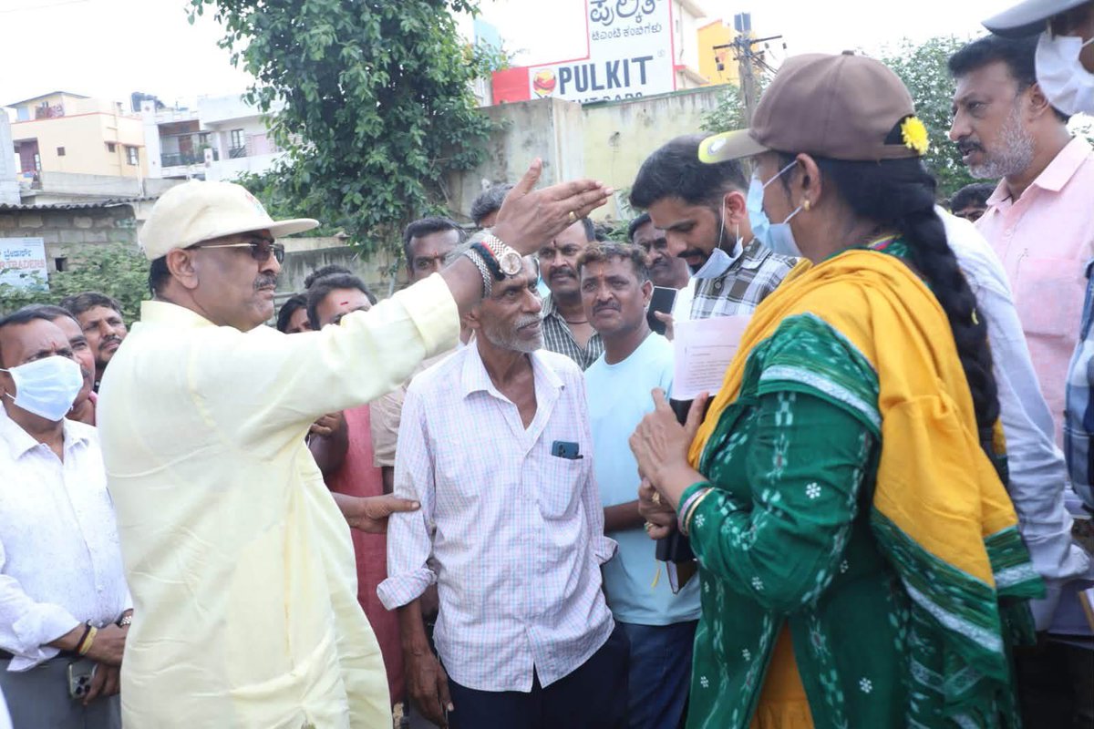 MALimbavali's tweet photo. ಇಂದು ಮಹದೇವಪುರ ವಿಧಾನಸಭಾ ಕ್ಷೇತ್ರದ ವರ್ತೂರಿನಲ್ಲಿ ಮಾಜಿ ಸಚಿವರು ಹಾಗೂ ಮಹದೇವಪುರ ಟಾಸ್ಕ್ ಫೋರ್ಸ್ ನ ಅಧ್ಯಕ್ಷರಾದ ಶ್ರೀ ಅರವಿಂದ ಲಿಂಬಾವಳಿ ಅವರೊಂದಿಗೆ ಭೇ���ಿ ನೀಡಿ, ರಸ್ತೆ ಅಗಲೀಕರಣ ಹಾಗೂ ಸೇತುವೆ ನಿರ್ಮಾಣ ಕಾಮಗಾರಿಯ ಪ್ರಗತಿ ಪರಿಶೀಲನೆ ನಡೆಸಲಾಯಿತು.

ವರ್ತೂರು ಕೋಡಿಯಿಂದ ಗುಂಜೂರಿನವರೆಗೆ ನಿರಂತರ ವಾಹನ ದಟ್ಟಣೆಯಿಂದ ಪ್ರಯಾಣಿಕರಿಗೆ https://t.co/aA8y8hmPqT