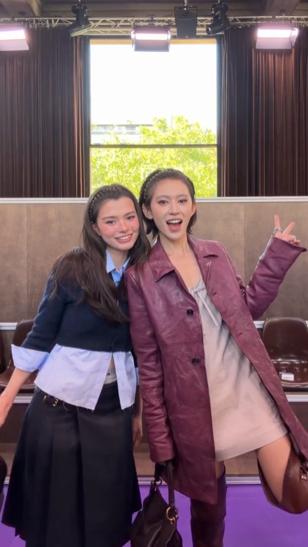 pk_poo13's tweet photo. ถ่ายคอนเท้นกับพี่สาวคนสวยด้วย

REBECCA X MIU MIU PFWSS27 #MiuMiuSS27xBecky #MiuMiuPFWxBecky #beckysangels #BeckyArmstrong  https://t.co/T3dvzcBNgV