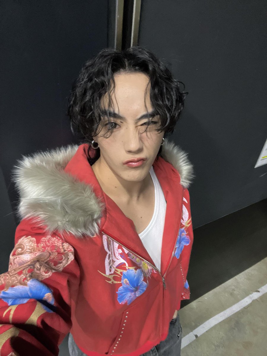 bobi_ahahahahah's tweet photo. 白い長袖・黒髪イケメンののすけ
はTJBBの兄貴！ 
LDHオーディション初挑戦です🤲🏻
イケメンなのに超お茶目で、スイッチが入るとマシンガントーク！ 😮‍💨
タコ並みの軟体パフォーマンスと抜群のコレオセンス、キレのある足首に注目👀

@NOSUKE_good @tjbb_ 
#CDTVライブライブ
#LDH選抜
#TJBB 
#NOSUKE https://t.co/VLFXS4aPrF