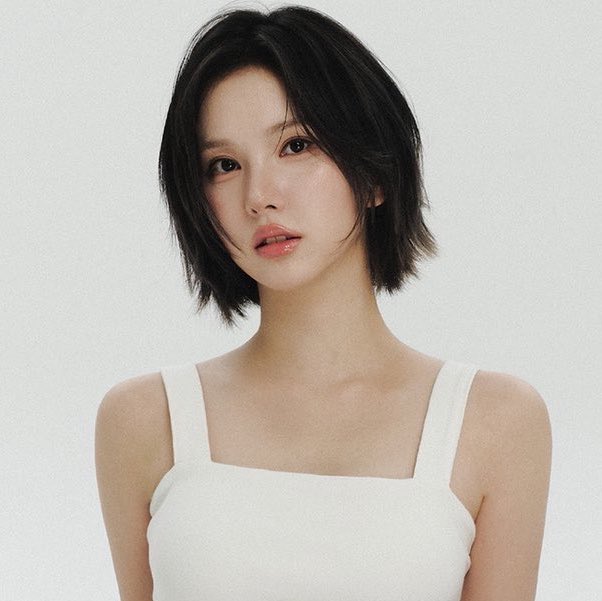 ehloml's tweet photo. KEEP STYLING EUNHA'S HAIR LIKE THISSSS SHE LOOKS SO FINEE https://t.co/0AMratCBDP