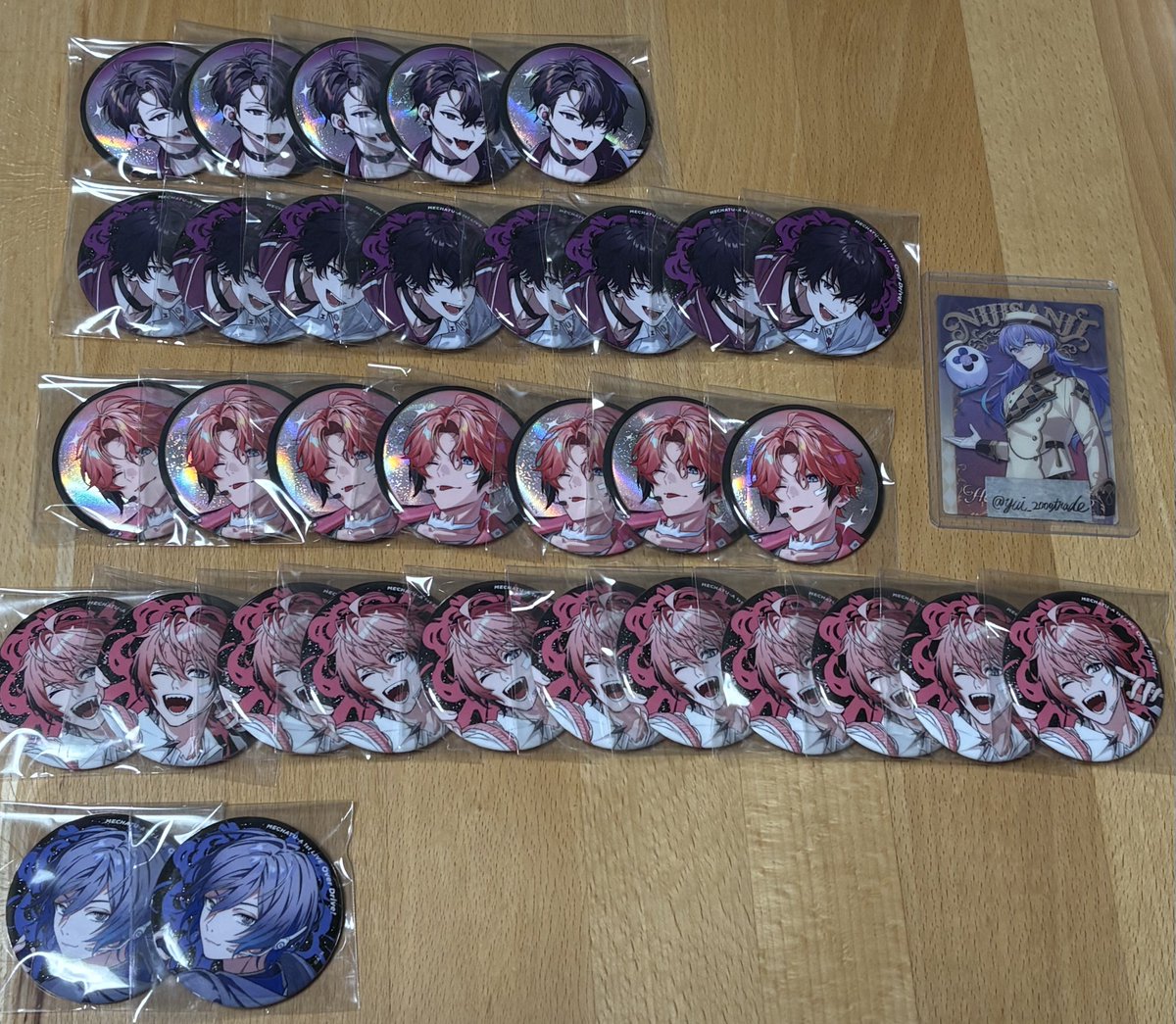 yui_2000trade's tweet photo. 【交換 譲渡】にじさんじ 缶バッジ ランダムカード MECHATU-A 1st LIVE Over Drive!

譲:画像1〜2
求:同異種IDカードの方、画像3(緩募)
     定価(+送料)

譲:ライブ缶バは同絵柄、MeltyValentine、ハーフアニバとの交換
画像3はノーマル(KV)カードとの交換→ https://t.co/xaHo0sJvYV
