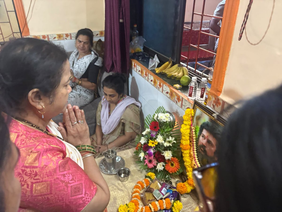 KishoriPednekar's tweet photo. शिवसेना उद्धव बाळासाहेब ठाकरे पक्षाचे विभागप्रमुख कालकथित प्रदीप पुर्णेकर यांच्या घरी आज कुटुंबीयांची भेट घेतली. 
 यावेळी उपनेते विशाखाताई राऊत , ज्योती ठाकरे, श्रद्धा जाधव, रंजना नेवाळकर , नंदनी वहिनी विचारे व महिला आघाडी उपस्थित होत्या.

#प्रदिपपुर्णेकर #ठाणे #संघर्ष #justice https://t.co/kC5U2B4M0Y