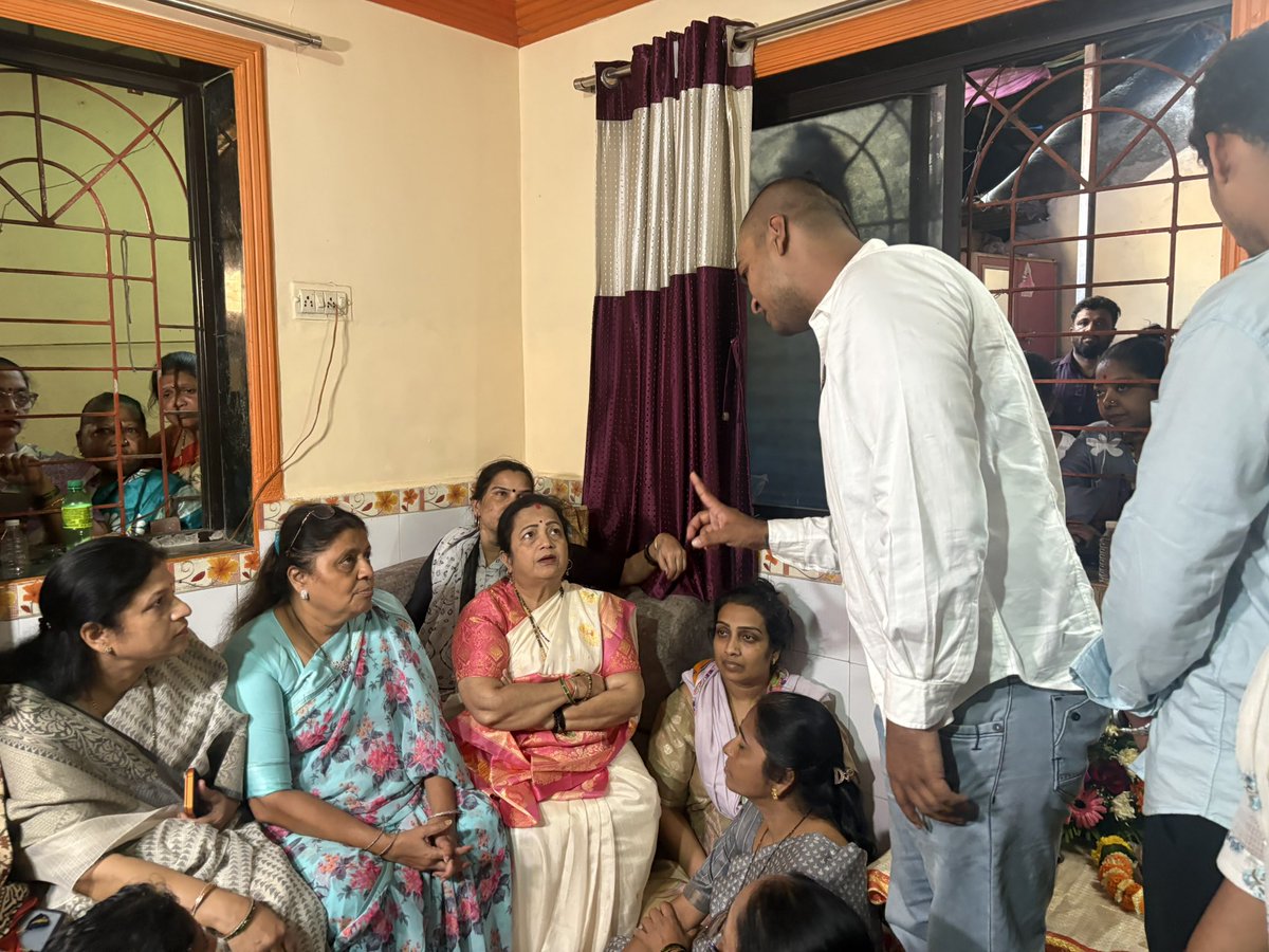 KishoriPednekar's tweet photo. शिवसेना उद्धव बाळासाहेब ठाकरे पक्षाचे विभागप्रमुख कालकथित प्रदीप पुर्णेकर यांच्या घरी आज कुटुंबीयांची भेट घेतली. 
 यावेळी उपनेते विशाखाताई राऊत , ज्योती ठाकरे, श्रद्धा जाधव, रंजना नेवाळकर , नंदनी वहिनी विचारे व महिला आघाडी उपस्थित होत्या.

#प्रदिपपुर्णेकर #ठाणे #संघर्ष #justice https://t.co/kC5U2B4M0Y