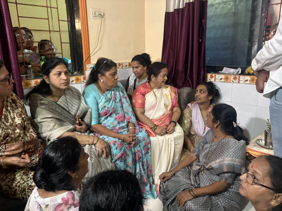 KishoriPednekar's tweet photo. शिवसेना उद्धव बाळासाहेब ठाकरे पक्षाचे विभागप्रमुख कालकथित प्रदीप पुर्णेकर यांच्या घरी आज कुटुंबीयांची भेट घेतली. 
 यावेळी उपनेते विशाखाताई राऊत , ज्योती ठाकरे, श्रद्धा जाधव, रंजना नेवाळकर , नंदनी वहिनी विचारे व महिला आघाडी उपस्थित होत्या.

#प्रदिपपुर्णेकर #ठाणे #संघर्ष #justice https://t.co/kC5U2B4M0Y