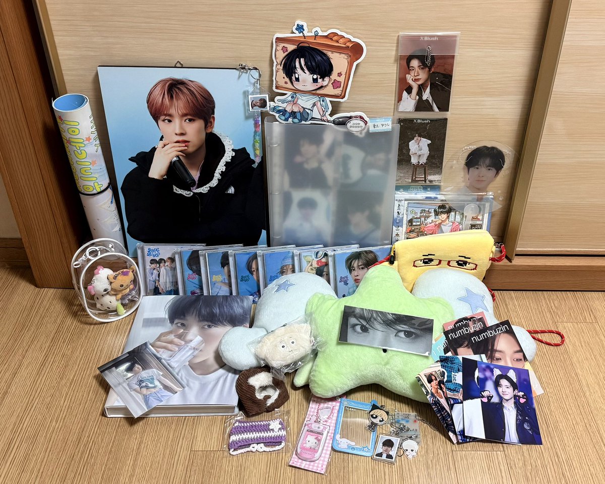 nyamkwak's tweet photo. 내가 산 것 → 송버드 앨범 7장, 미니돌 3개, 원 썸머 유우시 포토앨범
나에게 온 것 → 산 것 + 유우시 액자 + 위츄 쿠션 + 유우시 포카와 인화 사진이 들어있는 파일 + 원썸머 우시 사진 + 만두 키링 + 인형 모자2개 + 콘서트 MD +… 몰라 너무 많아 🫢 
처음엔 잘 못 보내신줄🤣 https://t.co/Eu6yVqTFr0
