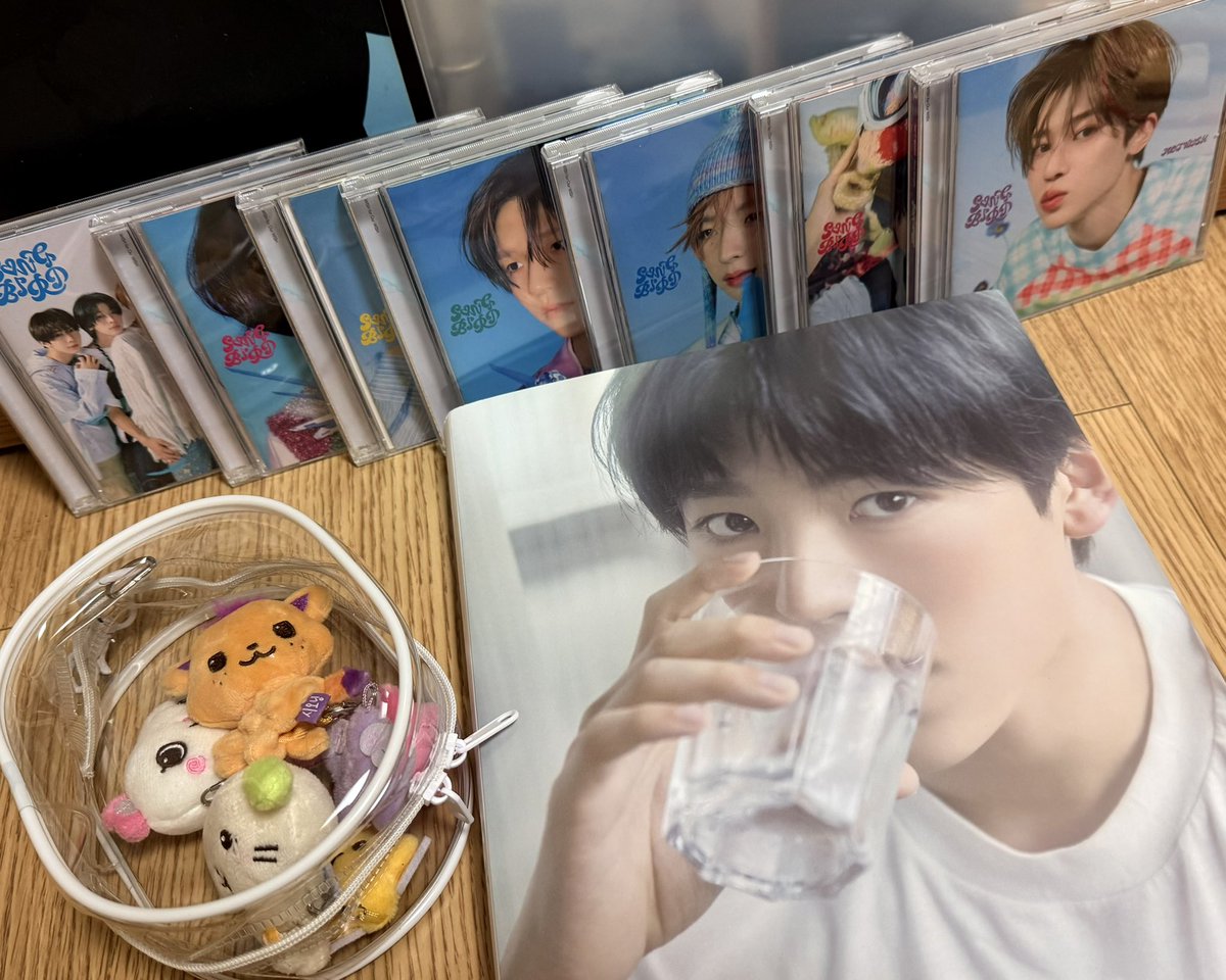 nyamkwak's tweet photo. 내가 산 것 → 송버드 앨범 7장, 미니돌 3개, 원 썸머 유우시 포토앨범
나에게 온 것 → 산 것 + 유우시 액자 + 위츄 쿠션 + 유우시 포카와 인화 사진이 들어있는 파일 + 원썸머 우시 사진 + 만두 키링 + 인형 모자2개 + 콘서트 MD +… 몰라 너무 많아 🫢 
처음엔 잘 못 보내신줄🤣 https://t.co/Eu6yVqTFr0