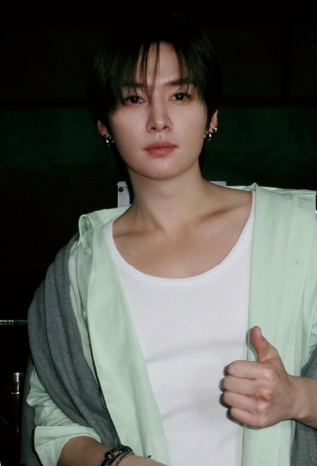 Ethereal_Seher's tweet photo. Lee Know tends to flush easily so this pale green shade complements his complexion really well. Even the subtly exposed collarbone of his.. he's so beautiful &amp; elegant, almost feminine beauty like a lady's https://t.co/Cd7Nw3zoPP
