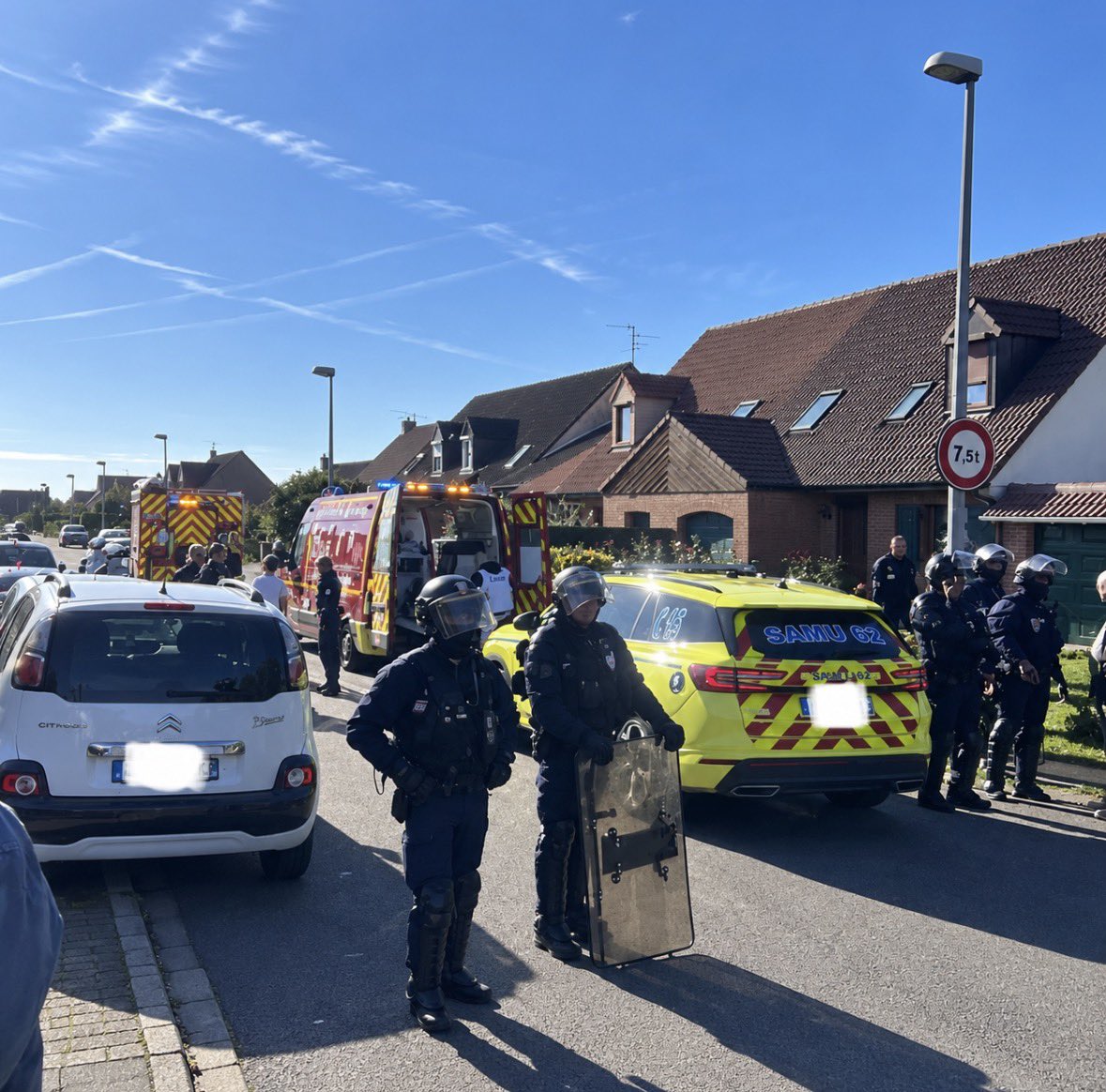 FrenchRapUS's tweet photo. 🚨 QUELLE HONTE !

À Lens, un lycéen a reçu une grenade des forces de l’ordre directement sur la main, sans l’avoir ramassée lui-même 😱

La vidéo est terrible : l’explosion lui aurait arraché l’avant-bras jusqu’au coude, juste devant son lycée… https://t.co/RpVsSQVLS1