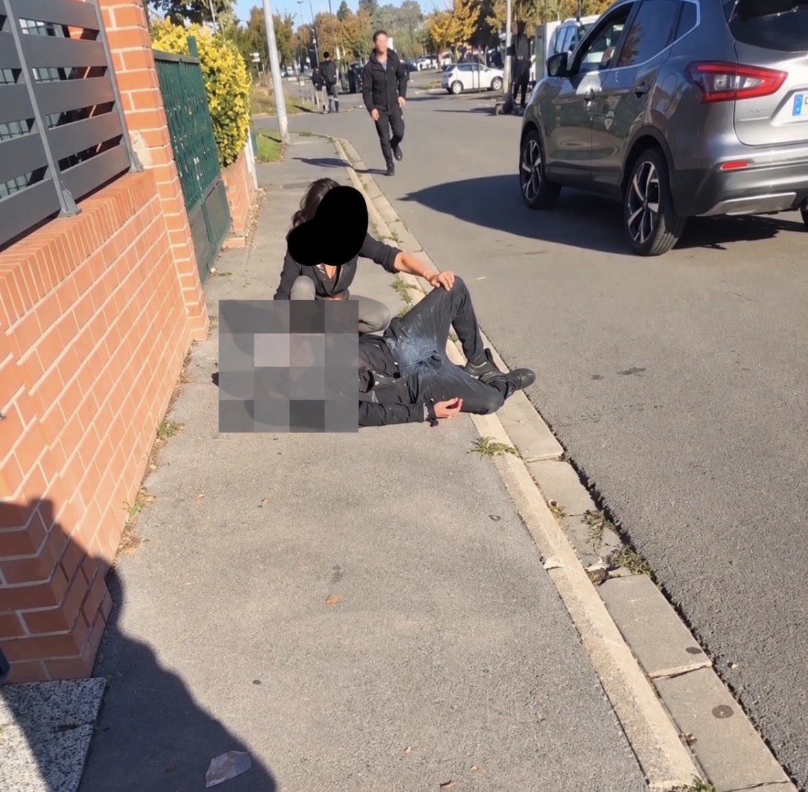 FrenchRapUS's tweet photo. 🚨 QUELLE HONTE !

À Lens, un lycéen a reçu une grenade des forces de l’ordre directement sur la main, sans l’avoir ramassée lui-même 😱

La vidéo est terrible : l’explosion lui aurait arraché l’avant-bras jusqu’au coude, juste devant son lycée… https://t.co/RpVsSQVLS1