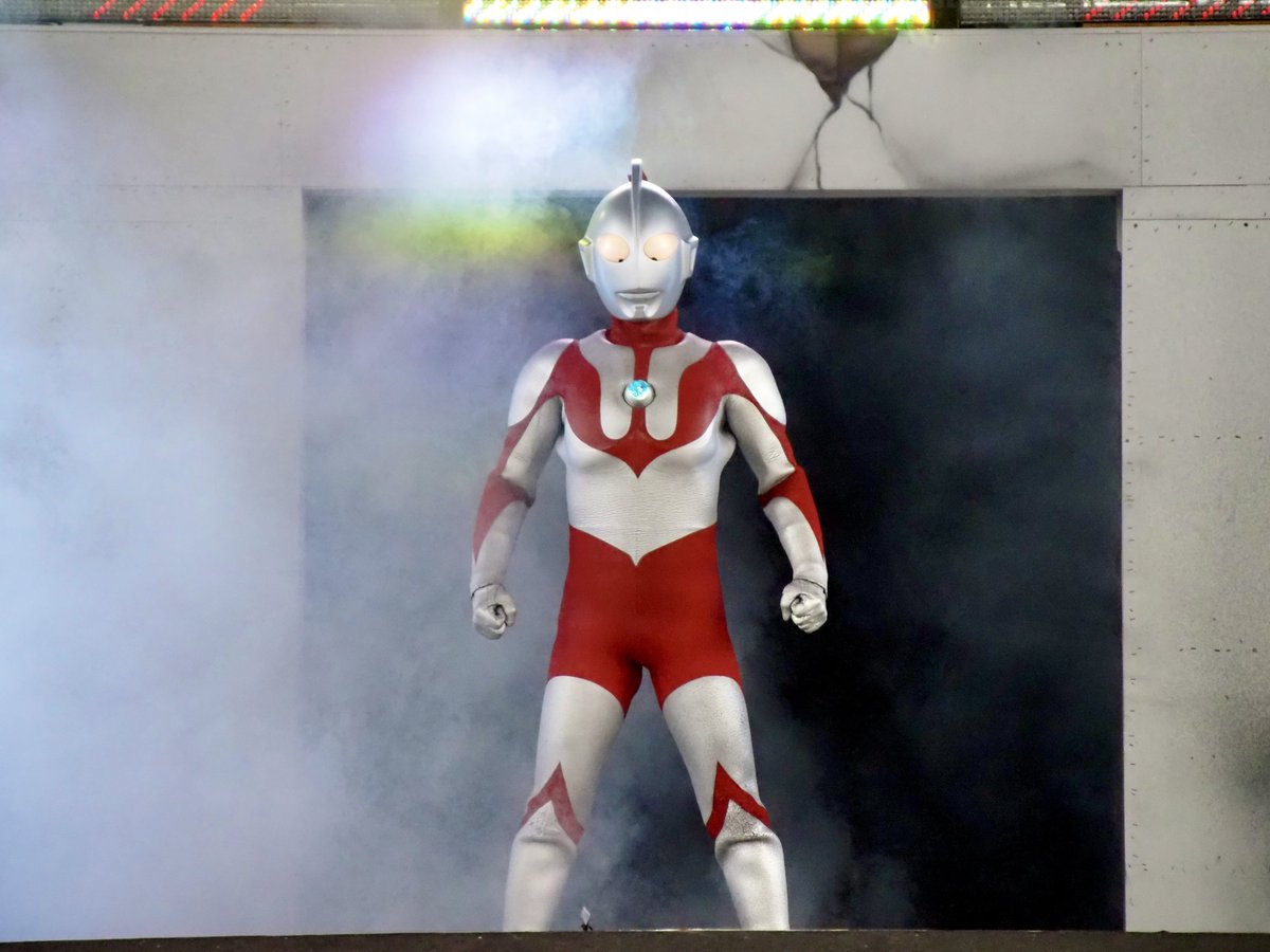 kurowoku's tweet photo. モニターに映る赤い球体の中からスモークと共にゆらりと現れると未知との遭遇感があってやっぱりすごく宇宙人なんだけど、照明がパッと変わるだけで今度は神々しいヒーローにしか見えなくて、こんなにライティングまで凝ったショーが観覧無料なんだからグリラン最高よ

#グリーンランド　#ウルトラマン https://t.co/wHBnc0LSYQ