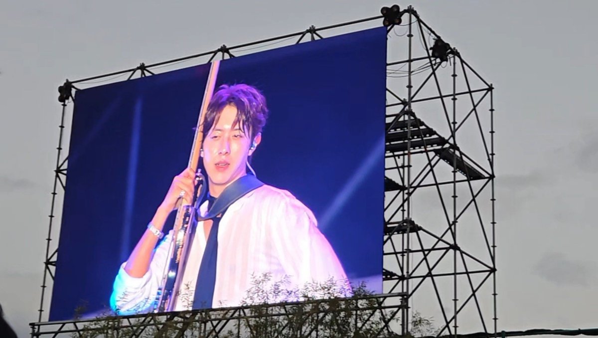 tt_minmm's tweet photo. 아니 씨앤블루 암쏘리 할 때 베이스로 전화받는 거 봐
진짜 웃기게ㄴ https://t.co/JQLSWdz8l9