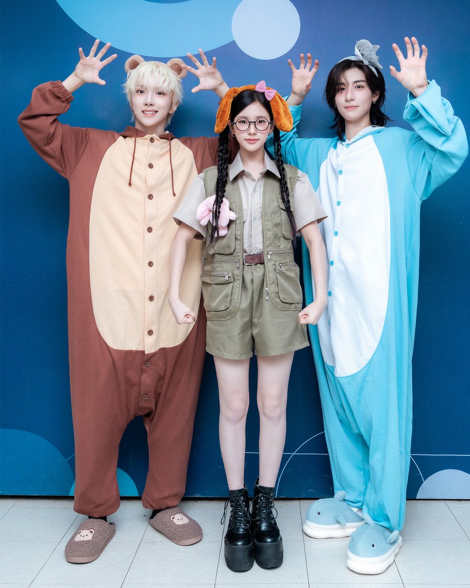 kpop_sbs's tweet photo. [🎤] 261004 오늘의 #MC가요

🔎 인가 ANIMAL 박사 이현의 연구 일지 ✍🏻

1. 동글동글 MC운아기곰 🧸 (어딘가 낯이 익음)
2. 아가미가 호강하는 상어 잏캉🦈 (원산지: 부산)

= 이 둘을 ‘아하즈’라고 한다!💡
오늘의 관찰 결과도 성공적이군 🤓

#인기가요 #MC #이한 #운학 #이현 #보이넥스트도어 #BOYNEXTDOOR #베이비돈크라이 #BabyDONTCry @BOYNEXTDOOR_KOZ @BabyDONTCry_BDC