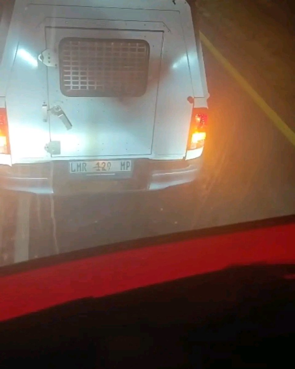 lnnocent191535's tweet photo. 🚨 CRIME WATCH N11 CHASE

Unmarked police van tried to stop Zimbabwean cross-border bus on N11, allegedly fired shots during chase.

Driver reportedly rammed police van, pushing it off the road. Developing.

#N11 #Limpopo #CrimeWatch
 #SANationalUpdates https://t.co/LvdfE17sj8