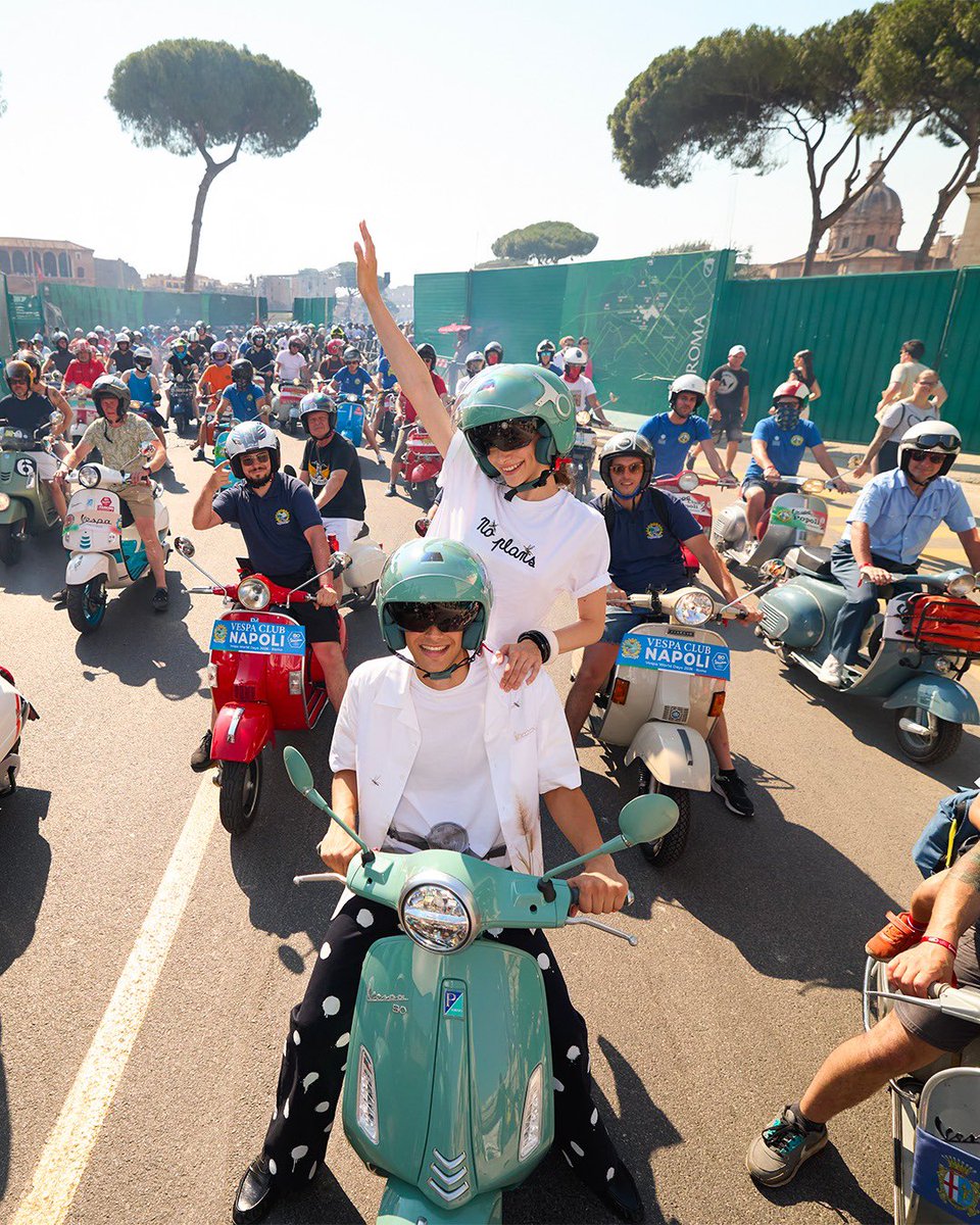 Vespa_IND's tweet photo. The Vespa 80th Special Edition became even more special by creating unforgettable memories during the Vespa Parade in Rome.​⁣
⁣
#Vespa #VespaIndonesia #Vespa80 #Vespa80YearsOfAnIcon https://t.co/41abSbWAYw
