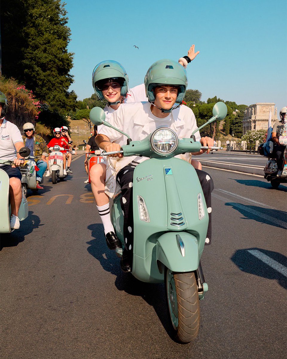 Vespa_IND's tweet photo. The Vespa 80th Special Edition became even more special by creating unforgettable memories during the Vespa Parade in Rome.​⁣
⁣
#Vespa #VespaIndonesia #Vespa80 #Vespa80YearsOfAnIcon https://t.co/41abSbWAYw