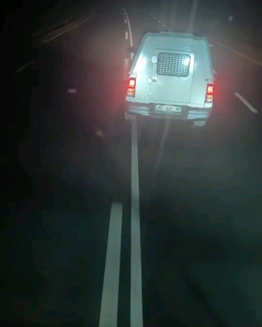 lnnocent191535's tweet photo. 🚨 CRIME WATCH N11 CHASE

Unmarked police van tried to stop Zimbabwean cross-border bus on N11, allegedly fired shots during chase.

Driver reportedly rammed police van, pushing it off the road. Developing.

#N11 #Limpopo #CrimeWatch
 #SANationalUpdates https://t.co/LvdfE17sj8