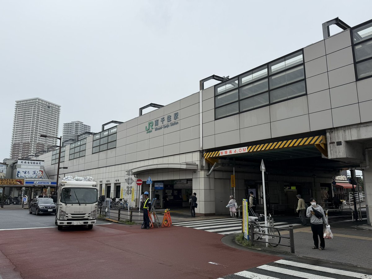wononegie's tweet photo. JRで有楽町から南千住に移動して、そこから押上まで歩くことにしました

南千住で降りたの何���ぶりだろう…学生の頃以来？

学生頃は気にしなかったけど，駅前に回向院がありました

お寺の前に吉展ちゃんのご供養のお地蔵様（吉展地蔵尊）がおられました

発見されたのって回向院でしたっけ？ https://t.co/k4hMijrXrz