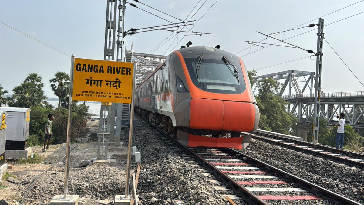 IndianExpress's tweet photo. Mokama new rail bridge opens for trains, 2 new lines added alongside Rajendra Pul
#mokama #mokamanewrailbridge #rajendrapul #indianrailways #railways @ANISHMONDAL1
https://t.co/u6aAjVsRZW https://t.co/zY5MXS8ASx
