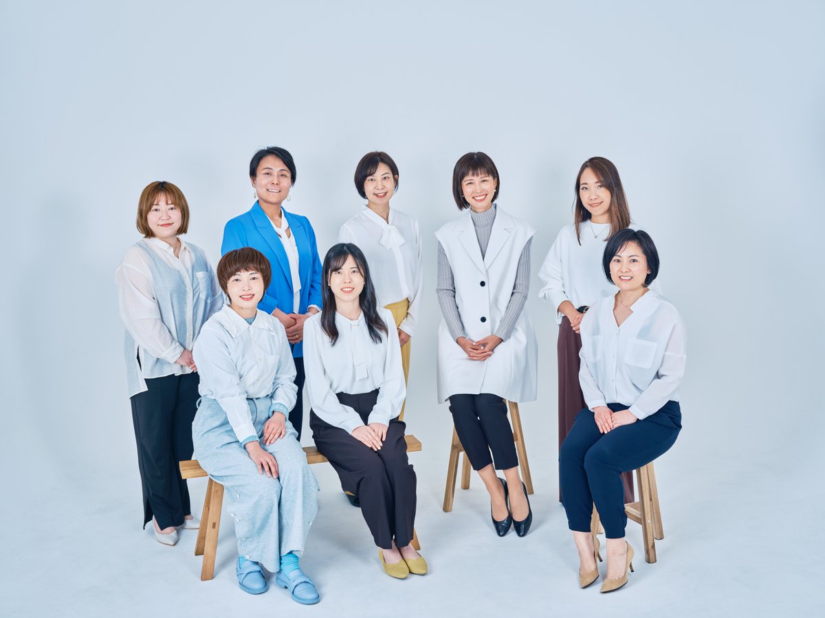 sakai_chie's tweet photo. 10月1日付で、青柳真紗美さんがハッシン会議の執行役員 CSO（事業戦略・ブランド統括）に就任しました。

ハッシン会議はいま、全国の「広報に力を入れていきたい企業」の皆様の力になるべく、全力で次のフェーズに入ろうとしています。

このタイミングで、5年間共に走り続けてきてくれた青柳さんに、CSOとして事業戦略・ブランド・広報×AI活用の3領域にコミットしてもらいます。

写真の井上の右隣が青柳さんです！新体制のハッシン会議も、よろしくお願いします。