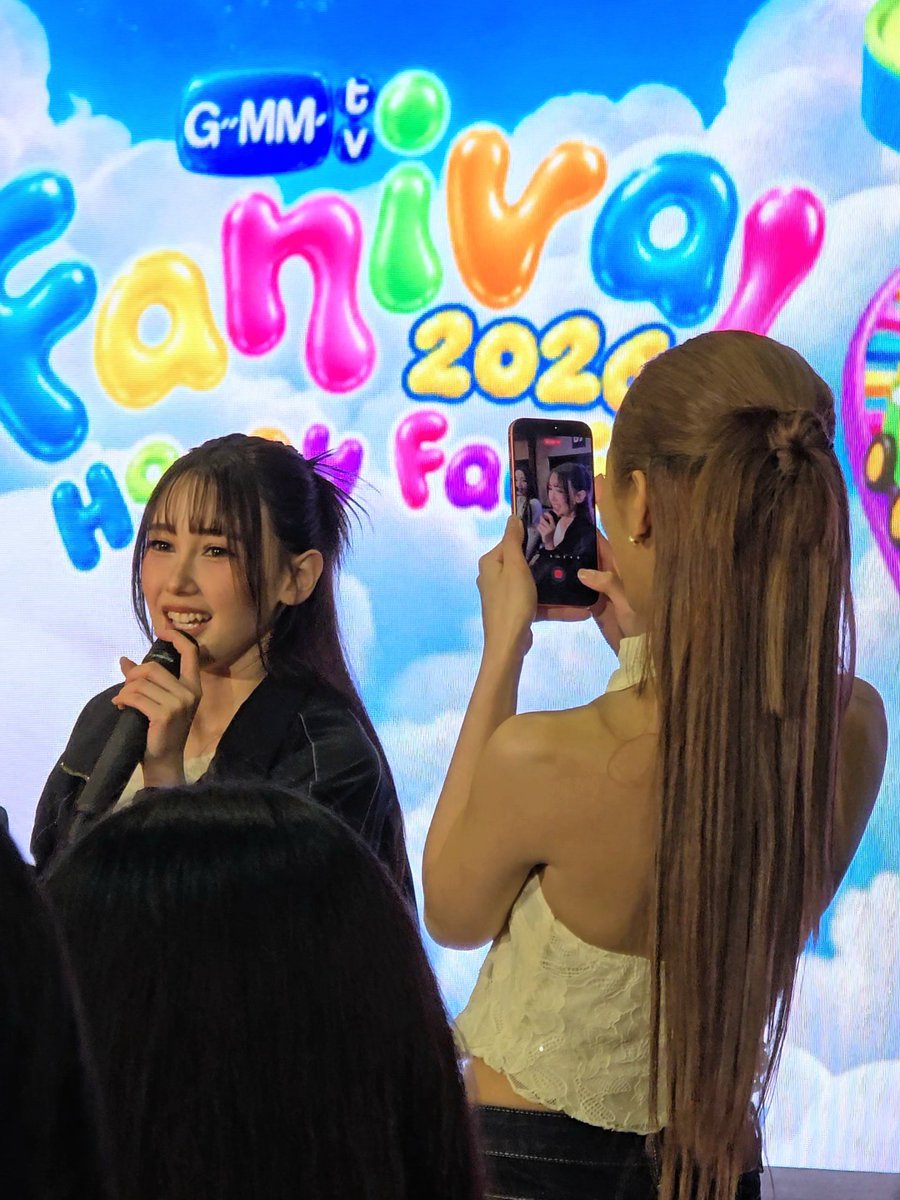 zhoutha's tweet photo. มุถ่ายอาราย มาแบ่งแม่ดูด้วยน้าาาา 

FELIZZ HAPPY FANSIGN
#GMMTVFANIVAL2026HappyFamilyxFELIZZ 
#jaoyng #yolochari https://t.co/ZlYkBnfC5L
