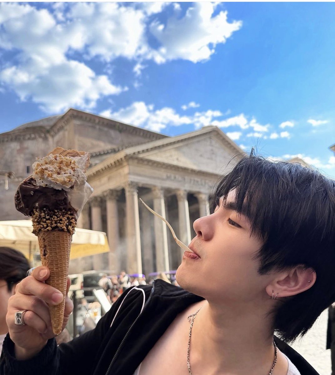 mileapoxn's tweet photo. ไอติมเหมือนกัน แค่ไม่โชว์ตัว 555

#MilePhakphum
#GreenyRose 
#GreenyRoseSelcaDay
@milephakphum https://t.co/6RLUxadHS9