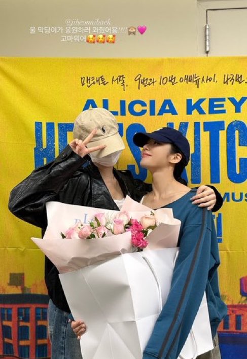 fromisbase's tweet photo. Jiheon went to see Jiwon in her starring role in the musical ‘Hell’s Kitchen.’ 

🐰: Our makdingie came to show her support!!!!🙈🩷 
Thank you🥰🥰🥰 https://t.co/Qn2viCHfKj
