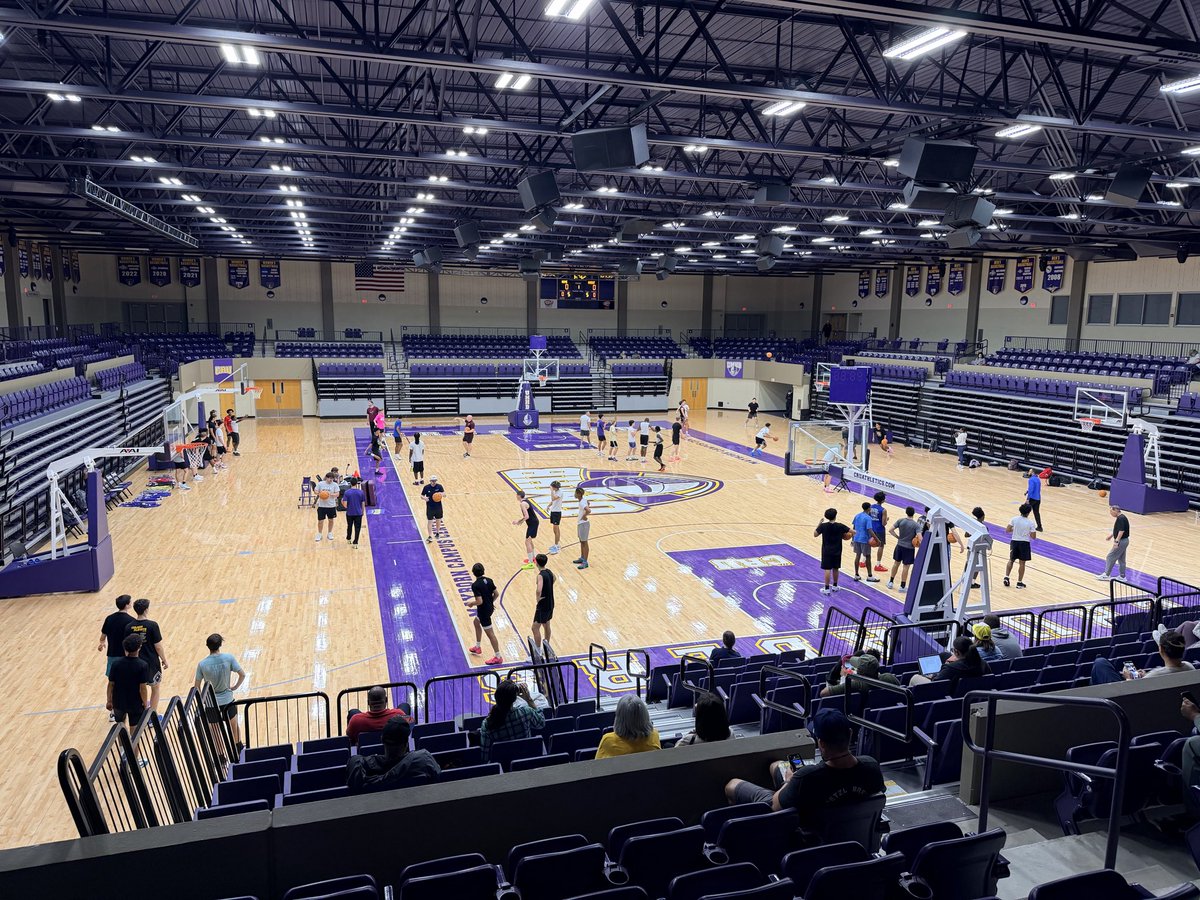 schafer50's tweet photo. Big thank you to @udh_84 for having @nresultsrecruit at camp this weekend! We appreciated the opportunity to speak with players &amp; families about today’s college basketball recruiting landscape and how to successfully navigate the process! 🏀 @CoachKen_Smith https://t.co/CyRq6TkeV2