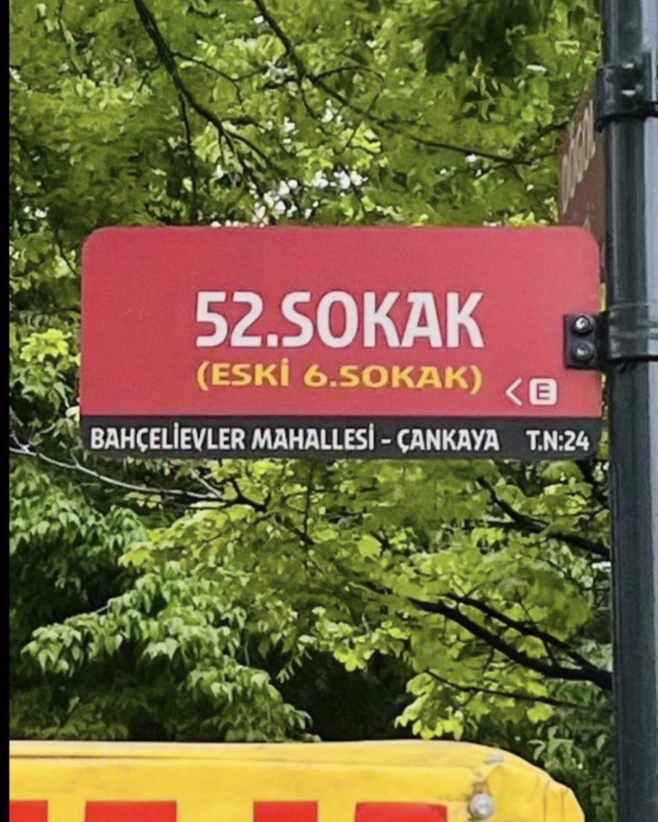 masteryodadkan's tweet photo. @cankayabelediye @mavimasa @ankarabbld ,no 5 mat kahve evi, yaya kaldırımına büyük demir dolaplar koymuş geçişi engelliyor https://t.co/KhWNaDgceo