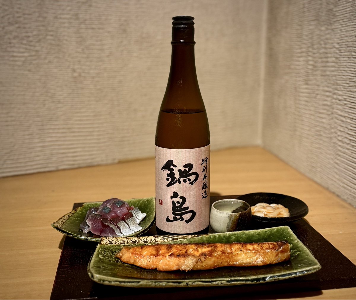 vibrohammer's tweet photo. 鍋島の特別本醸造を！15度

美味い！🤩
噂には聞いてたけどこれほんと美味いな、鍋島で久々に美味いと思ったわ…
近所の町の酒屋で1年常温で置かれてたのがまた良いのかな、いつでも買えるの分かったからまたすぐ買おう☺️ https://t.co/iUgLX21Mch