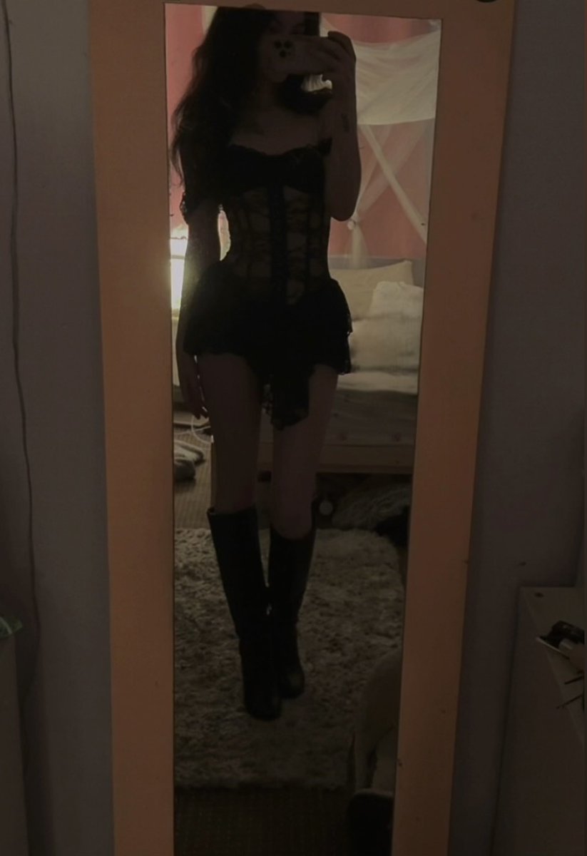 Ellesyyy's tweet photo. Here’s a full view of the beloved outfit before accessories 🥰 https://t.co/zOc7HZPPn8