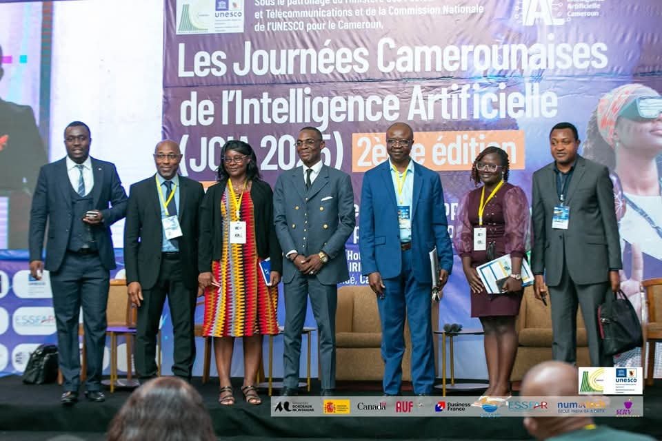 Alimavenant's tweet photo. @iacameroun 3/
Le meilleur détecteur reste donc l'enseignant. À condition qu'il connaisse l'IA, au moins ses rudiments.

L'université efficace de demain formera ses enseignants avant d'acheter un logiciel.

Enseignants, étudiants : à quoi devrait ressembler l'évaluation à l'ère de l'IA ? #IA https://t.co/uVeGts5lv3